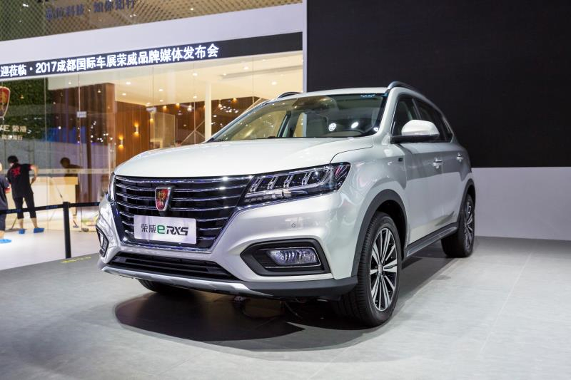 全新荣威950、荣威e950定义“高级轿车” 成都车展亮相售价16.88万起 互联网汽车上市一周年 系统升级带来颠覆式进化
